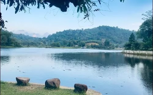 Naik perahu di Danau Sebedang